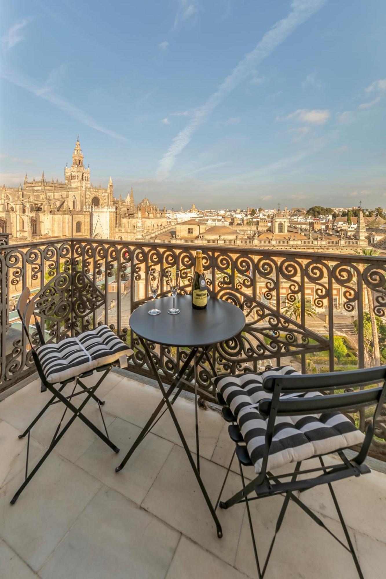 Isg Apartments The Most Exclusive Apartment In Sevillaparking Buitenkant foto