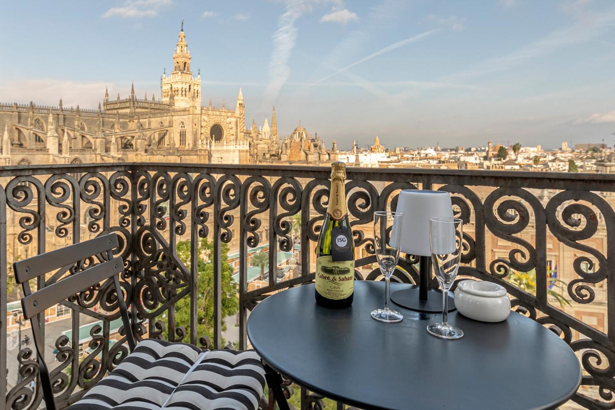 Isg Apartments The Most Exclusive Apartment In Sevillaparking Buitenkant foto