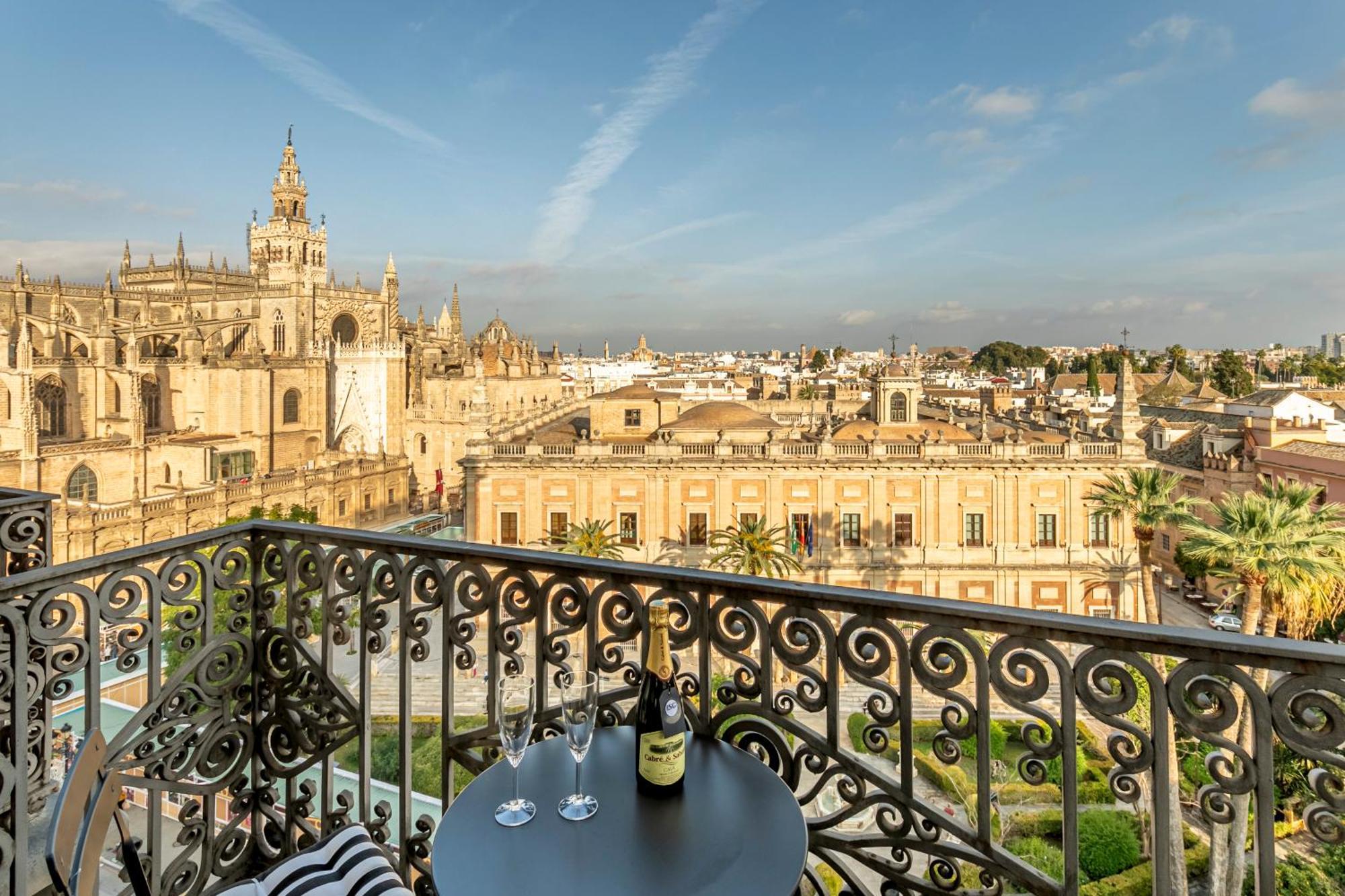 Isg Apartments The Most Exclusive Apartment In Sevillaparking Buitenkant foto