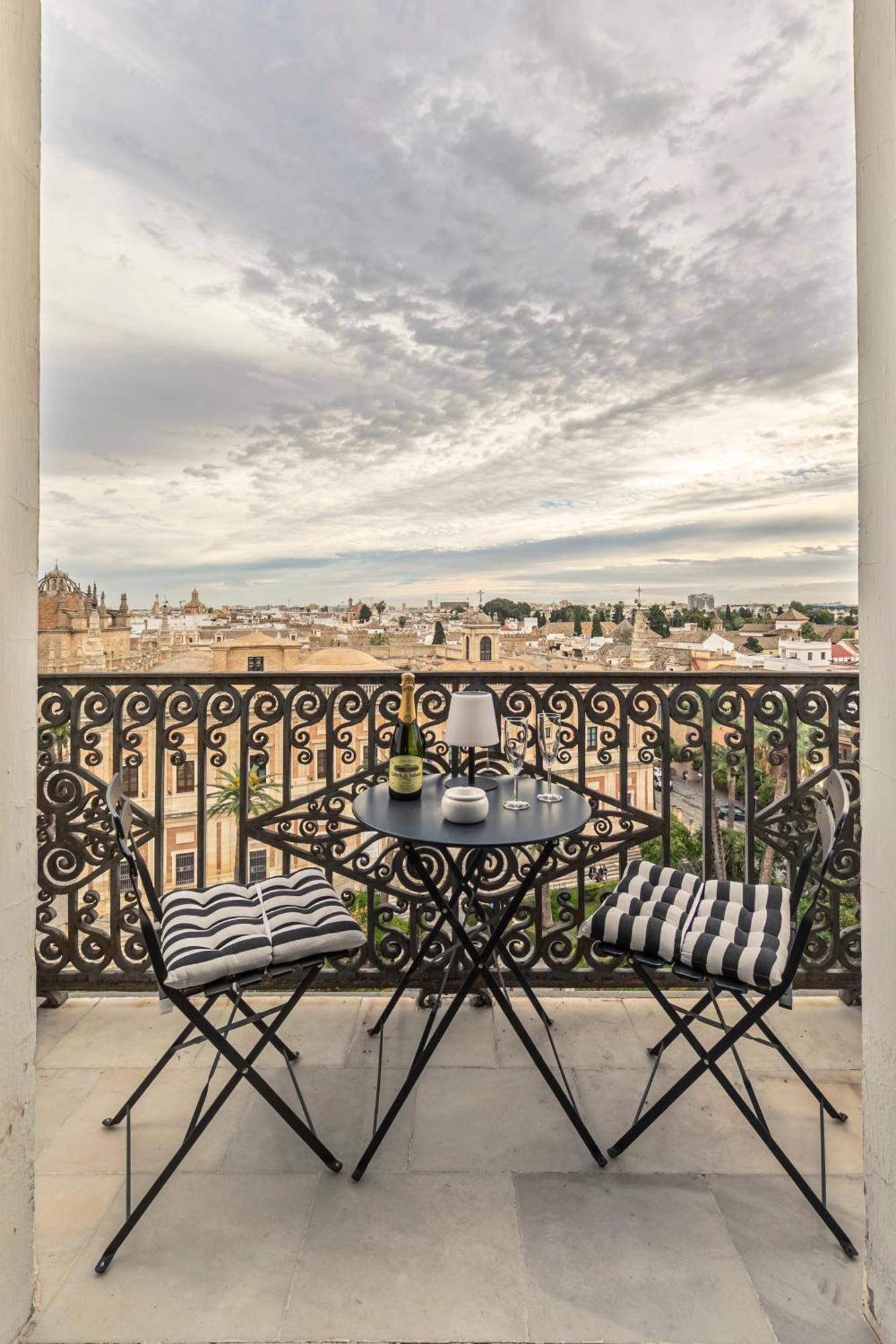 Isg Apartments The Most Exclusive Apartment In Sevillaparking Buitenkant foto