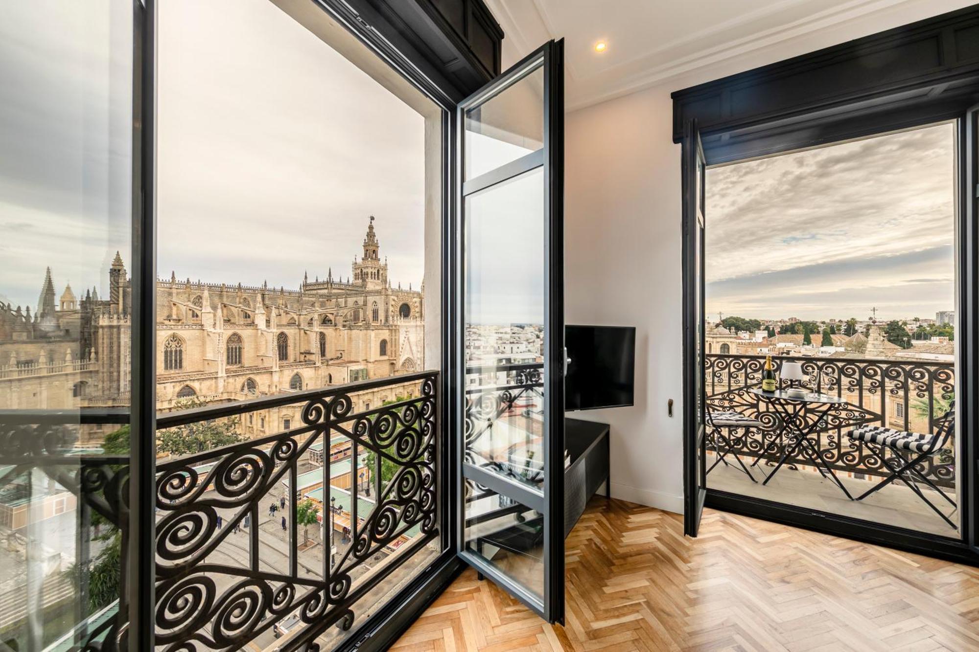 Isg Apartments The Most Exclusive Apartment In Sevillaparking Buitenkant foto