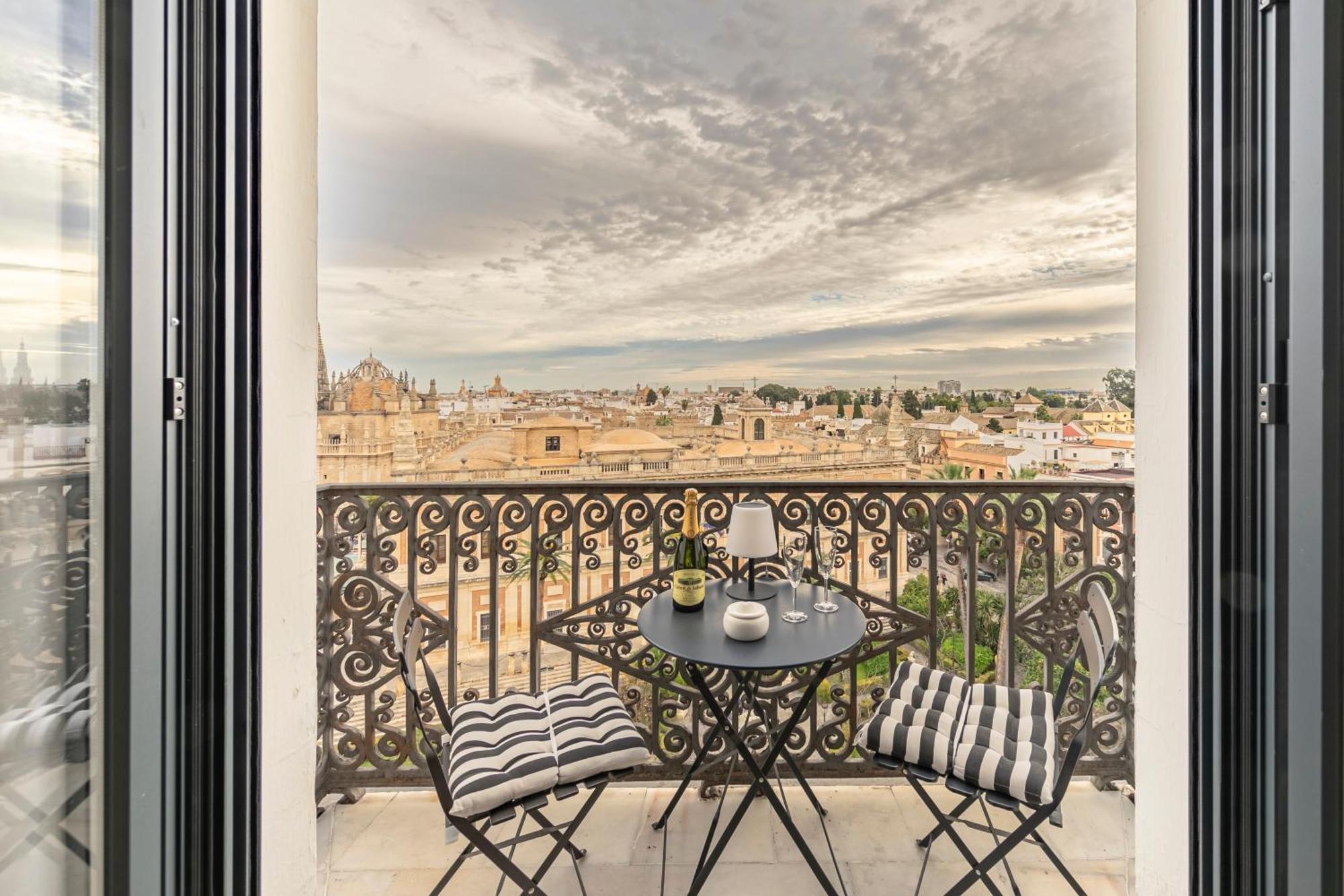 Isg Apartments The Most Exclusive Apartment In Sevillaparking Buitenkant foto